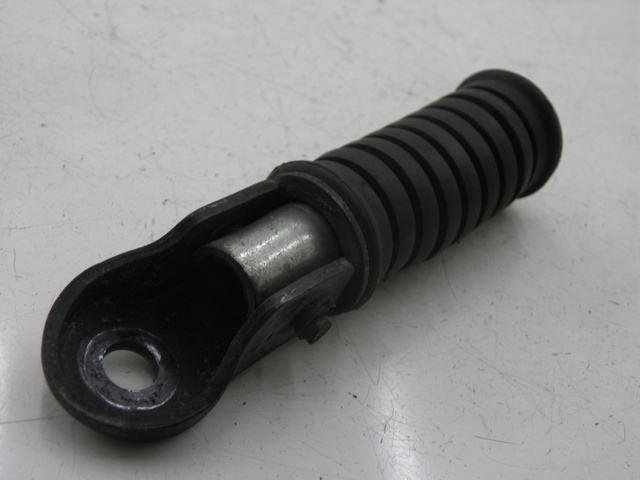 photo de DESCANSO DE PÉ TRASEIRO ESQUERDO YAMAHA SR 125 (1982 - 2003) - Detalhe da peça