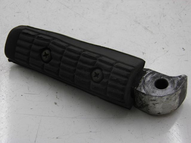 photo de DESCANSO DE PÉ TRASEIRO ESQUERDO YAMAHA XJS DIVERSION 600 (1997 - 1999) - Detalhe da peça