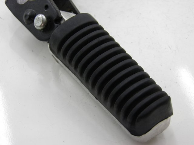 photo de DESCANSO DE PÉ TRASEIRO ESQUERDO YAMAHA XMAX X-MAX 125 (2006 - 2009) - Detalhe da peça