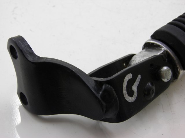 photo de DESCANSO DE PÉ TRASEIRO ESQUERDO YAMAHA XMAX X-MAX 125 (2006 - 2009) - Zoom do estado de desgaste