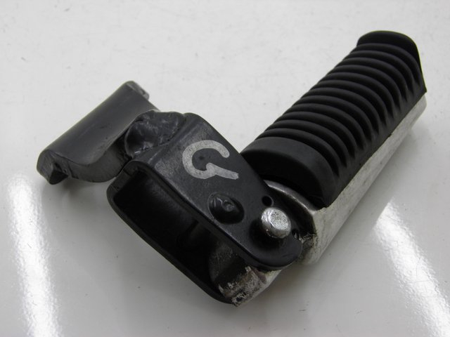 photo de DESCANSO DE PÉ TRASEIRO ESQUERDO YAMAHA XMAX X-MAX 125 (2006 - 2009) - Outro ângulo de visão