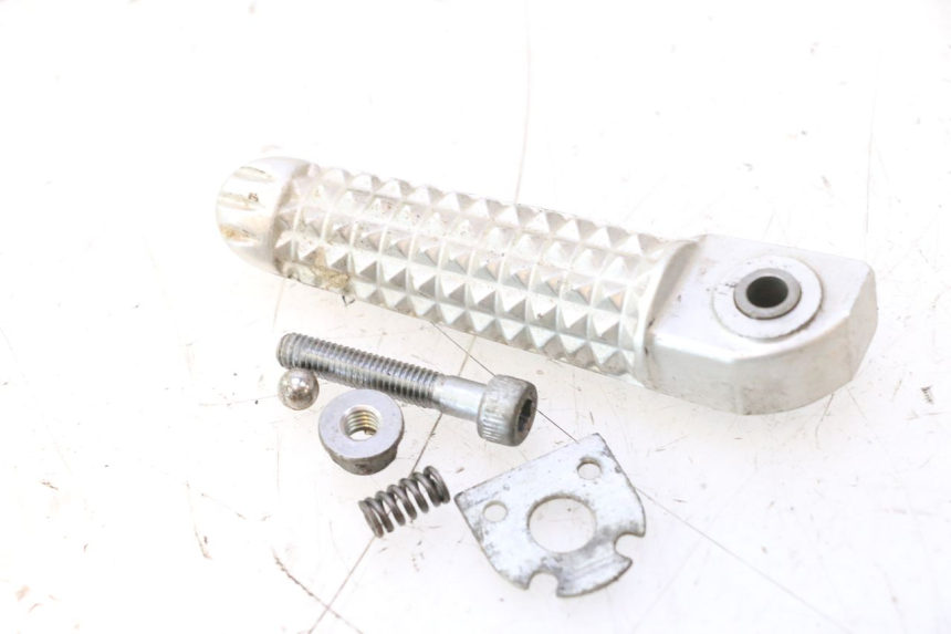 photo de DESCANSO DE PÉ TRASEIRO ESQUERDO YAMAHA YZF R6 600 (2008 - 2009) - Detalhe da peça