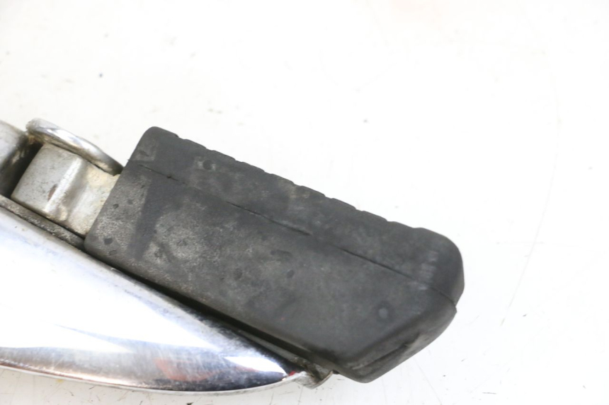 photo de DESCANSO DE PÉ TRASEIRO ESQUERDO KYMCO ZING 125 (1997 - 2003) - Outro ângulo de visão