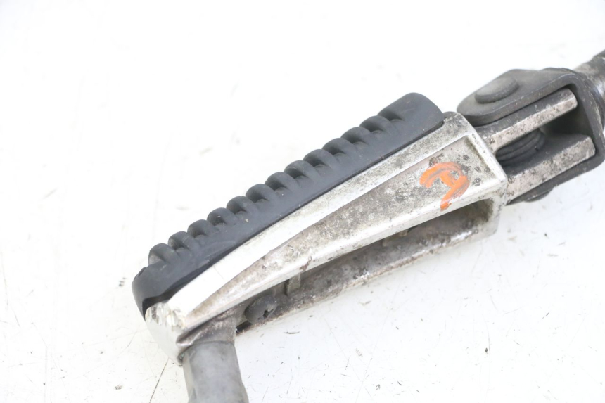photo de DESCANSO DE PÉ DIANTEIRO DIREITO YAMAHA FZS FAZER 600 (2001 - 2003) - Detalhe da peça