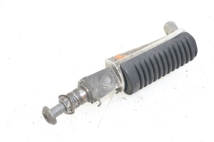 photo de DESCANSO DE PÉ DIANTEIRO DIREITO YAMAHA FZS FAZER 600 (2001 - 2003) - Outro ângulo de visão