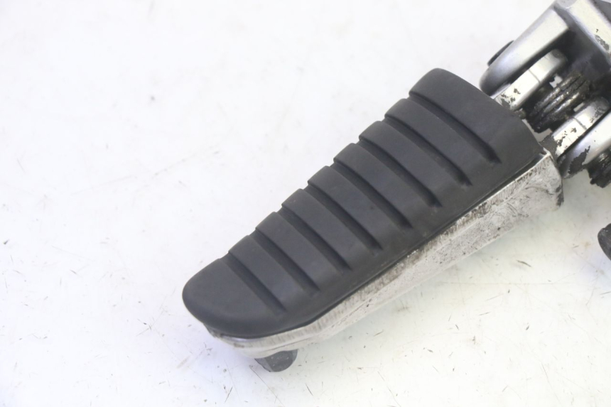 photo de DESCANSO DE PÉ DIANTEIRO ESQUERDO SUZUKI DL V STROM 1000 (2002 - 2007) - Detalhe da peça