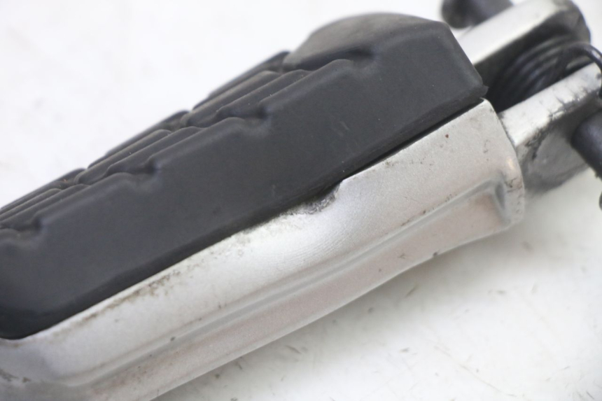 photo de DESCANSO DE PÉ DIANTEIRO ESQUERDO BMW G310 R 310 (2016 - 2020) - Detalhe da peça