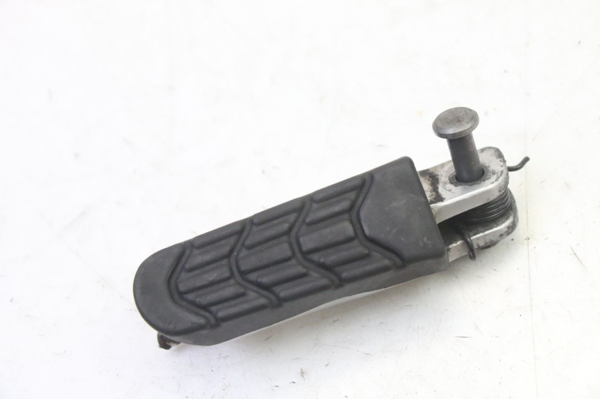photo de DESCANSO DE PÉ DIANTEIRO ESQUERDO BMW G310 R 310 (2016 - 2020) - Zoom do estado de desgaste