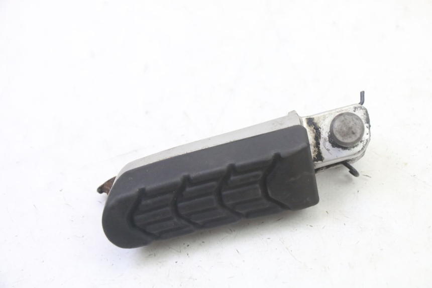 photo de DESCANSO DE PÉ DIANTEIRO ESQUERDO BMW G310 R 310 (2016 - 2020) - Outro ângulo de visão