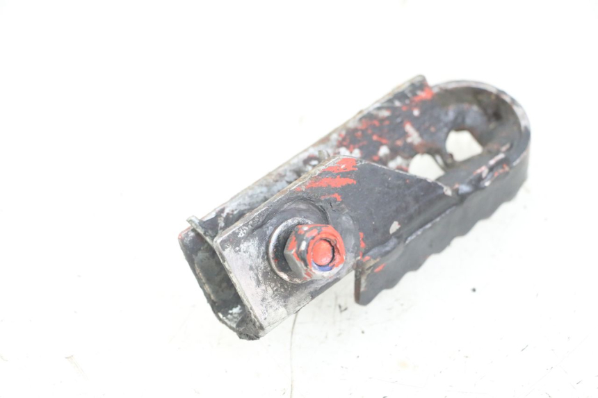 photo de DESCANSO DE PÉ DIANTEIRO ESQUERDO DERBI SENDA SM X-TREME 50 (2006 - 2010) - Detalhe da peça