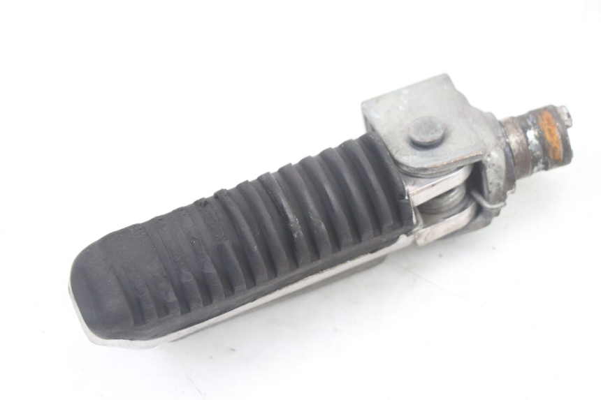 photo de DESCANSO DE PÉ DIANTEIRO ESQUERDO SUZUKI GSF S BANDIT 600 (2000 - 2004) - Detalhe da peça
