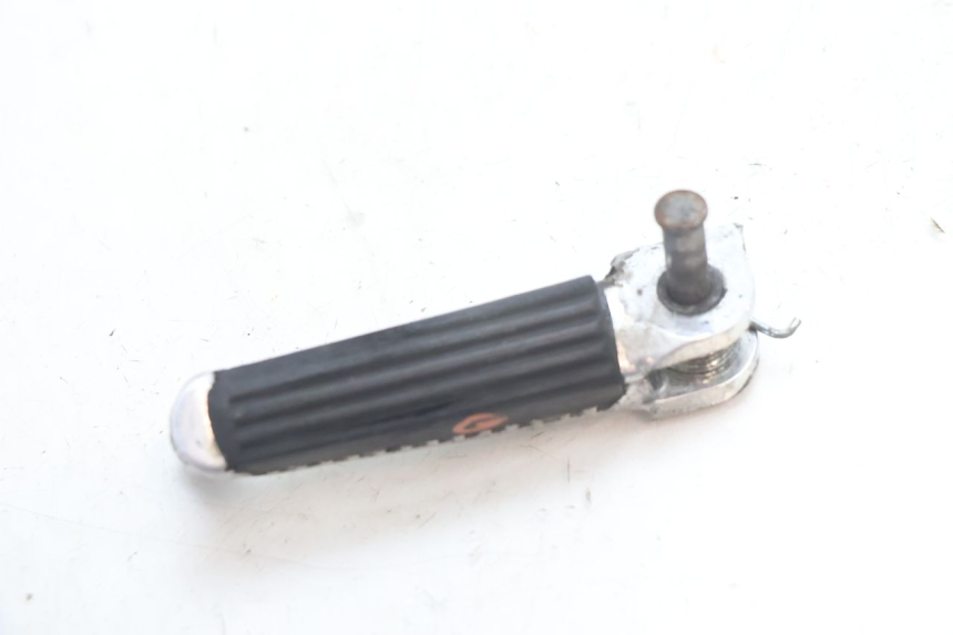 photo de DESCANSO DE PÉ DIANTEIRO ESQUERDO SUZUKI SV S 650 (2003 - 2009) - Detalhe da peça