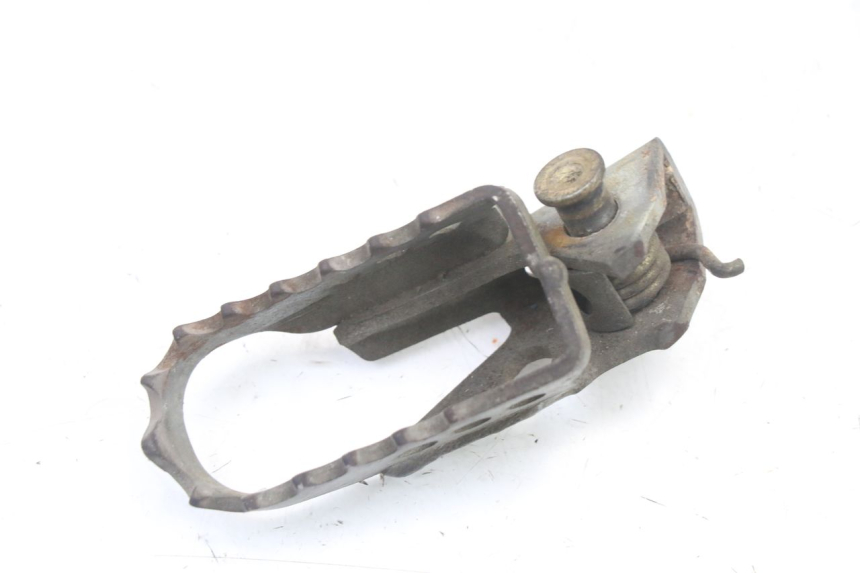 photo de DESCANSO DE PÉ DIANTEIRO ESQUERDO YAMAHA TTR 125 (2000 - 2020) - Detalhe da peça