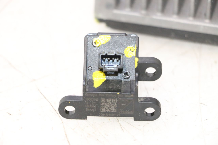 photo de CÂMERA DE RÉ PIAGGIO MP3 HPE 530 (2022 - 2026) - Pontos de fixação