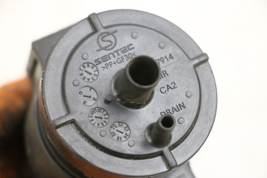 photo de CANISTER PEUGEOT SPEEDFIGHT 4 4T EFI 50 (2021 - 2025) - Detalhe da peça