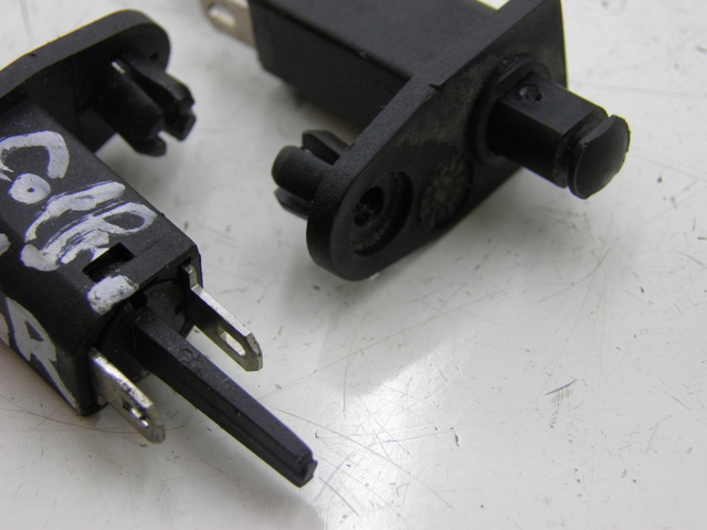 photo de SENSOR DE ABERTURA DO BANCO PIAGGIO XEVO - X EVO 125 (2010 - 2015) - Detalhe da peça