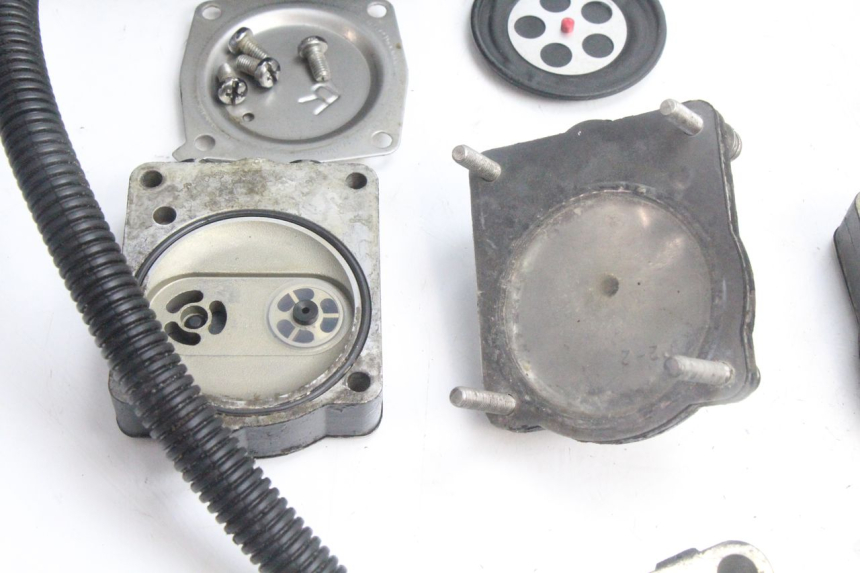 photo de CARBURADOR YAMAHA WAVE RUNNER GP R 1200 (2000 - 2003) - Pontos de fixação
