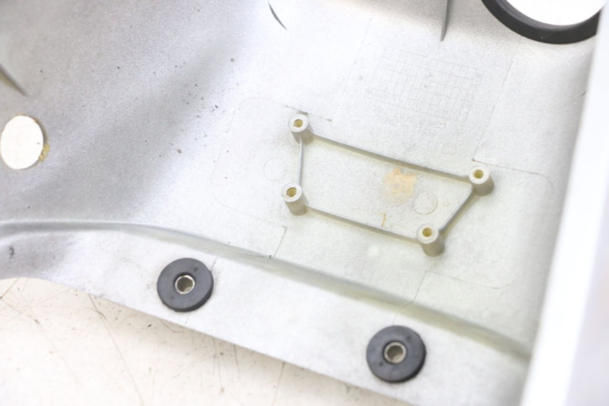 photo de CARROÇARIA TRASEIRA HYOSUNG GF 125 (2001 - 2005) - Detalhe da peça