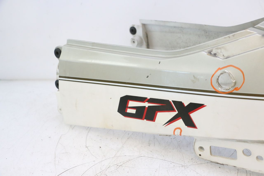 photo de CARENAGEM TRASEIRA KAWASAKI GPX F ZX750F 750 (1986 - 1990) - Detalhes característicos