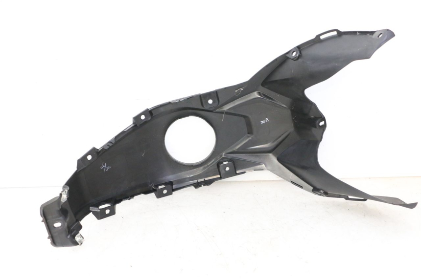 photo de CARROÇARIA DO RESERVATÓRIO BMW G310 R 310 (2016 - 2020) - Detalhes característicos