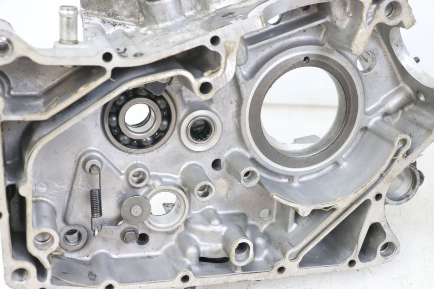 photo de CARTER INFERIOR DO MOTOR HYOSUNG GV AQUILA 125 (2000 - 2009) - Vista de perto