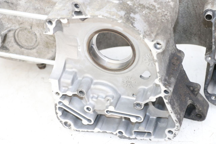 photo de CARTER INFERIOR DO MOTOR KYMCO DINK STREET 125 (2009 - 2014) - Detalhes característicos
