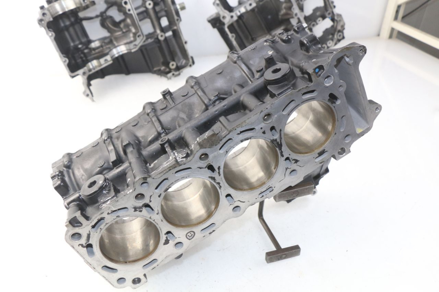 photo de CARCAÇA INFERIOR DO MOTOR SUZUKI GSR 600 (2005 - 2012) - Vista de perfil