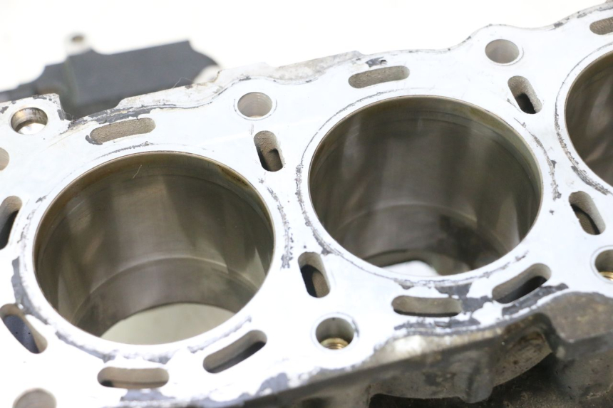 photo de CARCAÇA INFERIOR DO MOTOR SUZUKI GSR 600 (2005 - 2012) - Zoom de qualidade