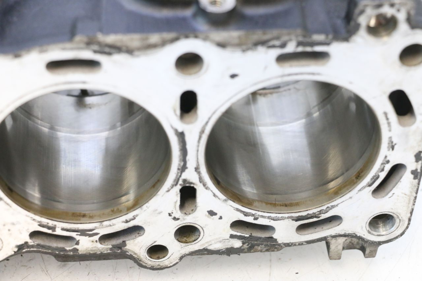 photo de CARCAÇA INFERIOR DO MOTOR SUZUKI GSR 600 (2005 - 2012) - Vista de perfil