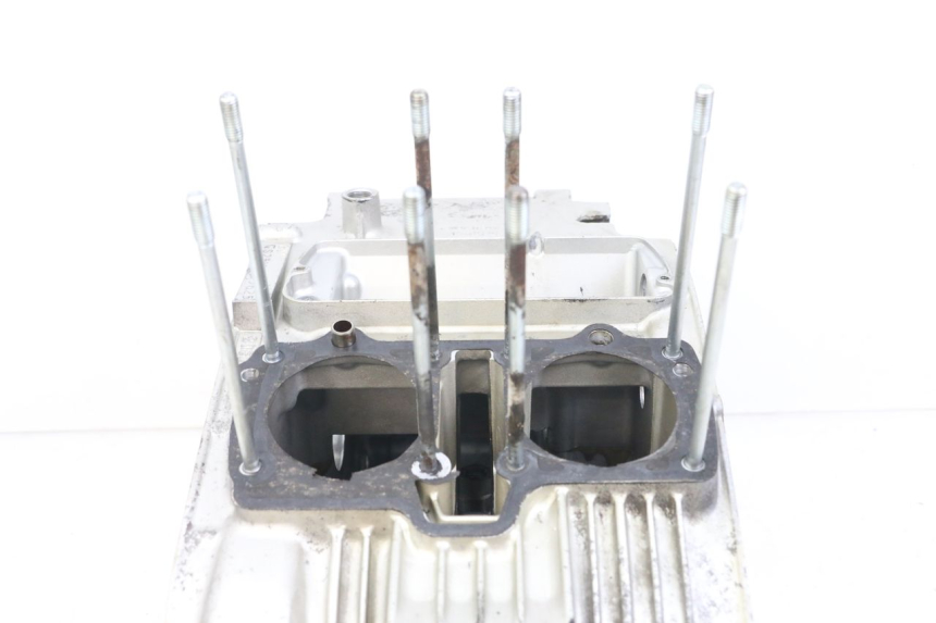 photo de CARTER INFERIOR DO MOTOR SUZUKI GSX E 250 (1982 - 1983) - Outro ângulo de visão