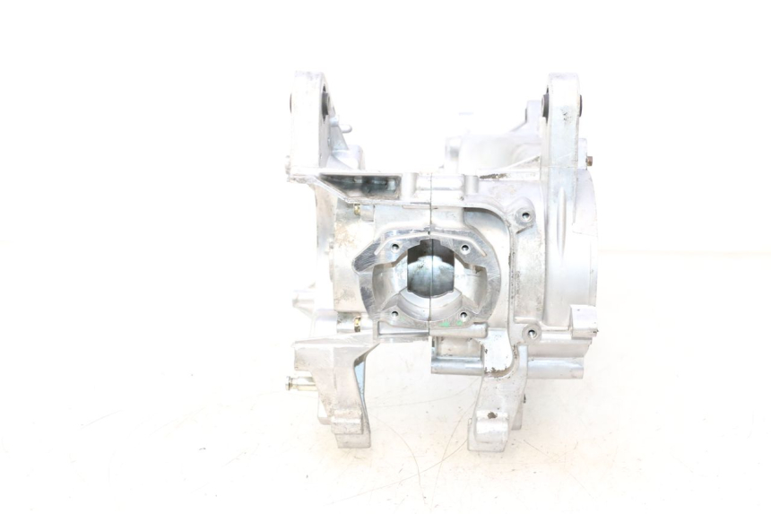 photo de CARCAÇA INFERIOR DO MOTOR PEUGEOT KISBEE 2T 50 (2018 - 2022) - Vista de perto