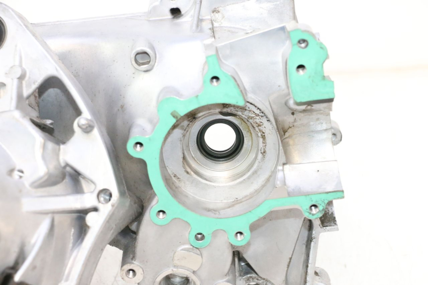 photo de CARCAÇA INFERIOR DO MOTOR PEUGEOT KISBEE 2T 50 (2018 - 2022) - Vista de perfil