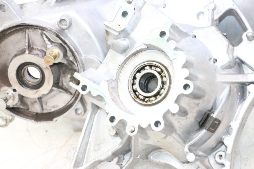 photo de CARCAÇA INFERIOR DO MOTOR PEUGEOT KISBEE 2T 50 (2018 - 2022) - Vista principal