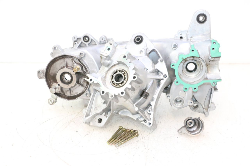 photo de CARCAÇA INFERIOR DO MOTOR PEUGEOT KISBEE 2T 50 (2018 - 2022) - Outro ângulo de visão