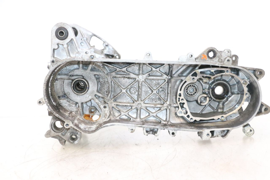 photo de CARTER INFERIOR DO MOTOR PEUGEOT KISBEE 2T 50 (2010 - 2017) - Detalhes característicos