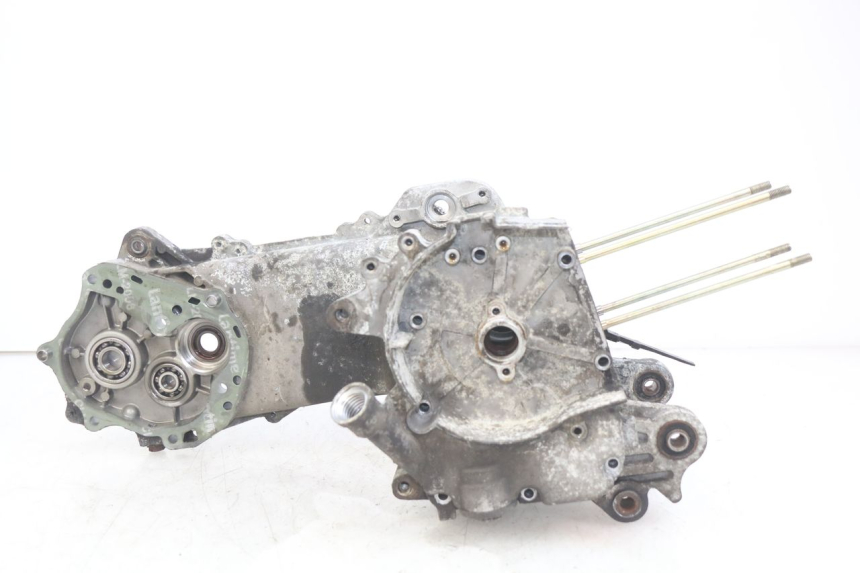 photo de CARCAÇA INFERIOR DO MOTOR PEUGEOT KISBEE 4T 50 (2018 - 2022) - Vista de perto