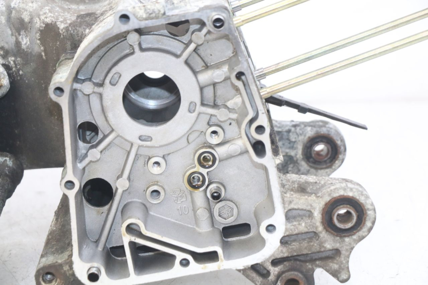photo de CARCAÇA INFERIOR DO MOTOR PEUGEOT KISBEE 4T 50 (2018 - 2022) - Imagem adicional