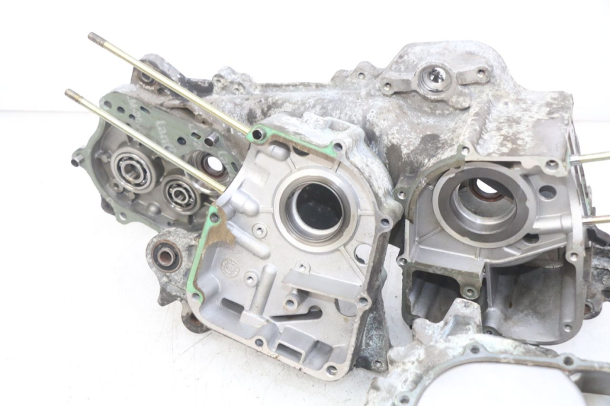 photo de CARCAÇA INFERIOR DO MOTOR PEUGEOT KISBEE 4T 50 (2018 - 2022) - Ângulo alternativo