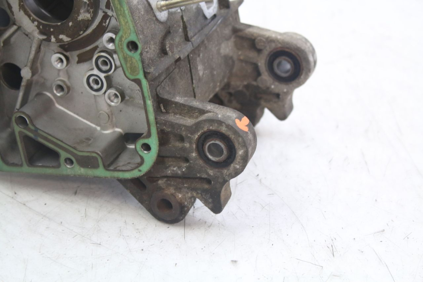 photo de CARTER INFERIOR DO MOTOR PEUGEOT KISBEE 4T 50 (2010 - 2017) - Detalhe da peça