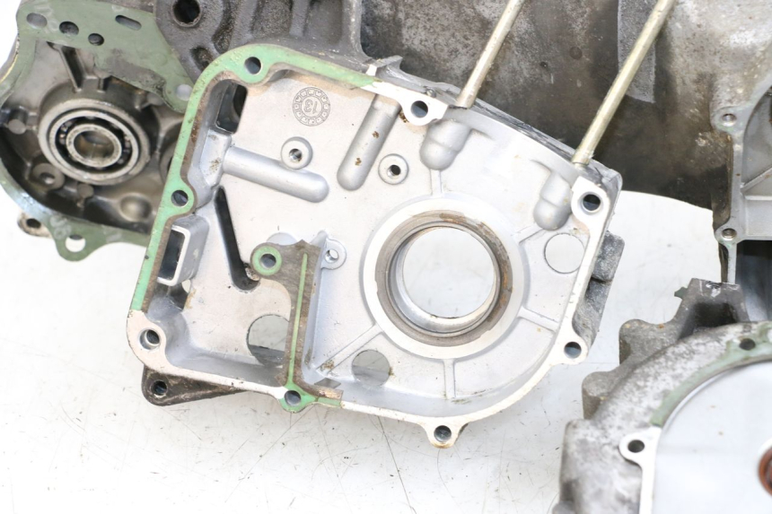 photo de CARCAÇA INFERIOR DO MOTOR PEUGEOT KISBEE 4T 50 (2018 - 2022) - Detalhes característicos