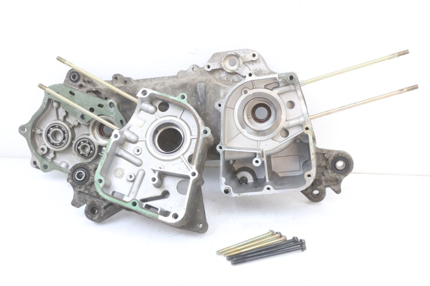 photo de CARCAÇA INFERIOR DO MOTOR PEUGEOT KISBEE 4T 50 (2018 - 2022) - Outro ângulo de visão