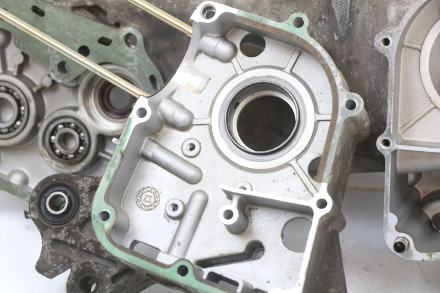 photo de CARCAÇA INFERIOR DO MOTOR PEUGEOT KISBEE 4T 50 (2018 - 2022) - Ampliação técnica
