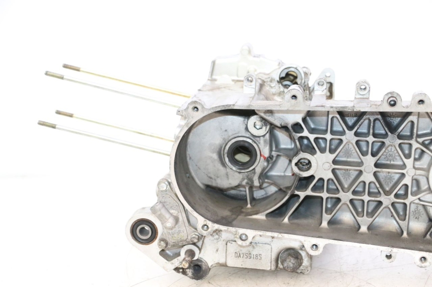photo de CARCAÇA INFERIOR DO MOTOR SYM MIO 50 (2005 - 2010) - Detalhes característicos