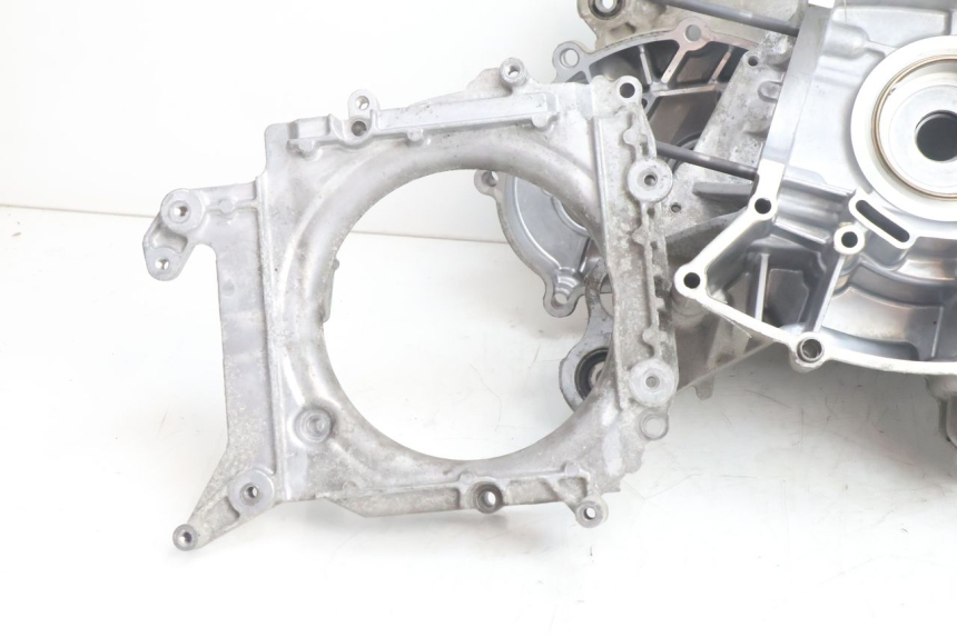photo de CARCAÇA INFERIOR DO MOTOR YAMAHA N-MAX NMAX 125 (2021 - 2024) - Detalhes característicos