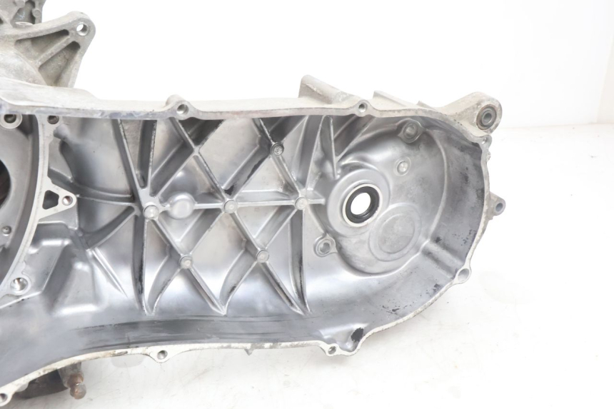 photo de CARCAÇA INFERIOR DO MOTOR YAMAHA N-MAX NMAX 125 (2021 - 2024) - Outro ângulo de visão