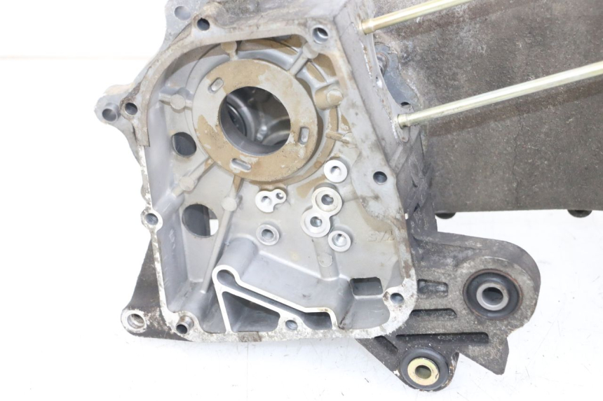photo de CARCAÇA INFERIOR DO MOTOR SYM ORBIT 50 (2008 - 2010) - Vista de perto