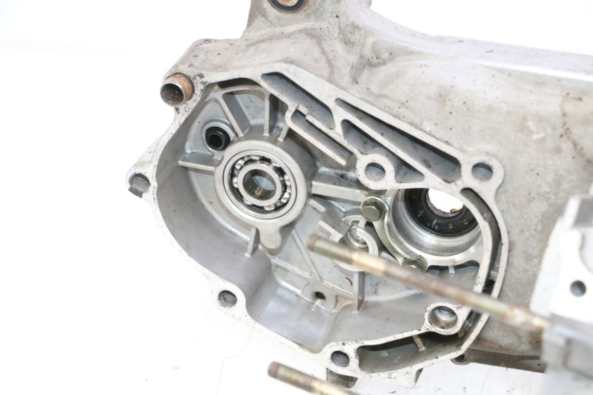 photo de CARCAÇA INFERIOR DO MOTOR TNT MOTOR ROMA 12' 2T 50 (2007 - 2018) - Detalhes característicos