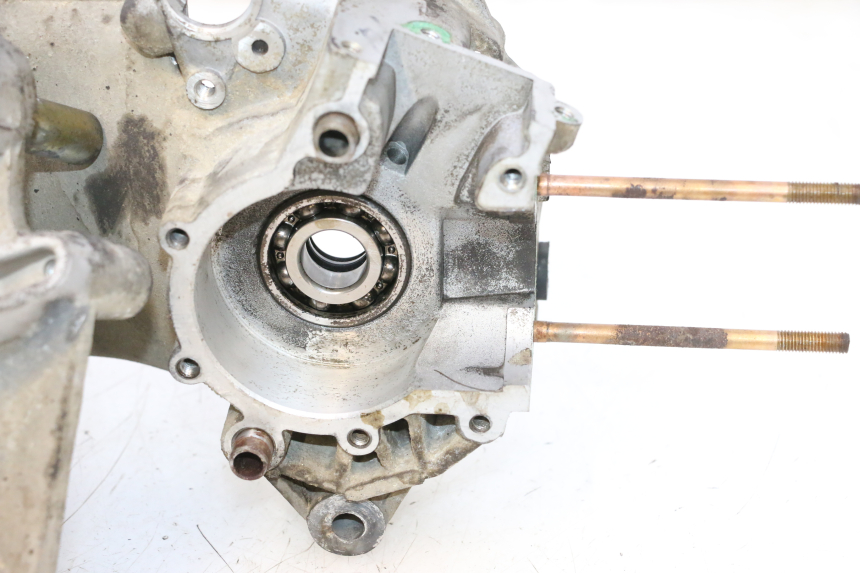 photo de CARTER INFERIOR DO MOTOR KEEWAY RY6 2T 50 (2011 - 2019) - Zoom do estado de desgaste