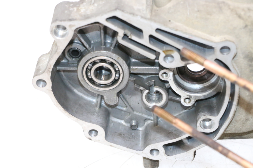 photo de CARTER INFERIOR DO MOTOR KEEWAY RY6 2T 50 (2011 - 2019) - Outro ângulo de visão