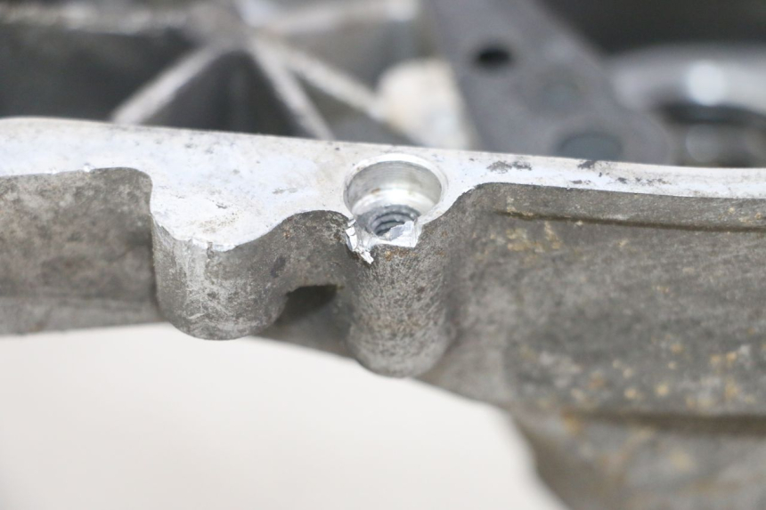 photo de CARTER INFERIOR DO MOTOR PEUGEOT SATELIS 125 (2013 - 2018) - Outro ângulo de visão